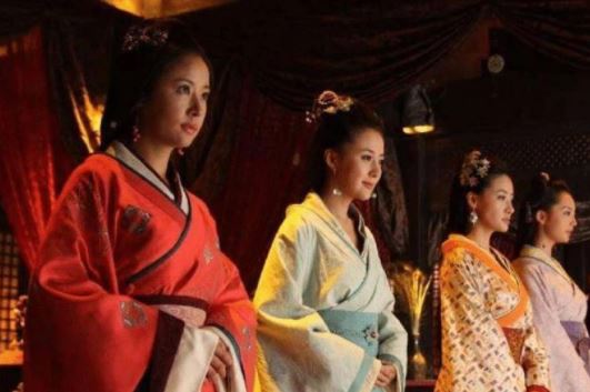 Quy tắc khi hoàng đế tắm: Phi tần, cung nữ dung mạo như hoa cũng "không có cửa" phục vụ