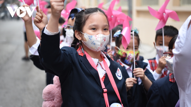 Học sinh lớp 1 Hà Nội bỡ ngỡ đến trường, vui như ngày khai giảng