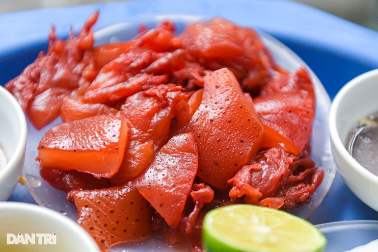 Quán sứa đỏ lạ lùng 70 năm tuổi, chỉ 1m2 mà đón trăm khách/ngày