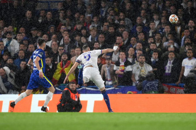 Benzema lập hat-trick, Real xé nát Chelsea