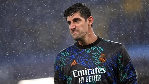 Courtois đứng vững trước những tiếng chửi rủa của fan Chelsea