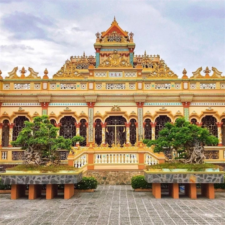 Đi miền Tây không check-in ngôi chùa kiến trúc Đông - Tây độc lạ này là tiếc lắm - 3