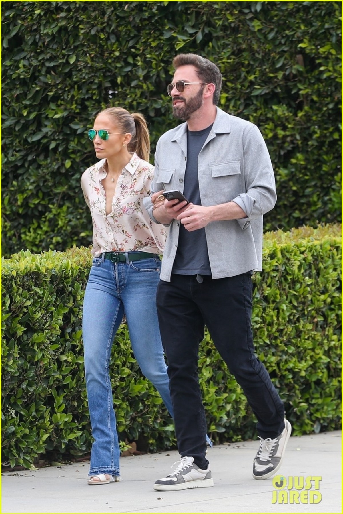 Jennifer Lopez và Ben Affleck được nhìn thấy khi cùng nhau đến đón con trai Samuel tại trường ở California mới đây.
