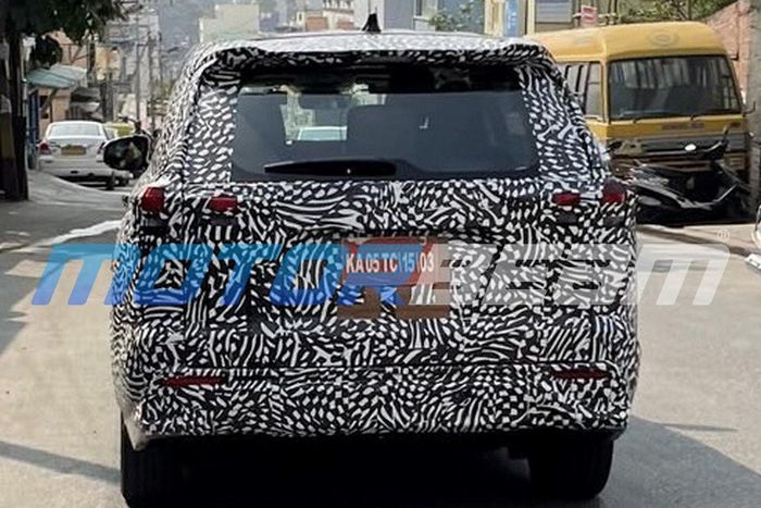 Toyota Innova thế hệ mới lộ ảnh chạy thử