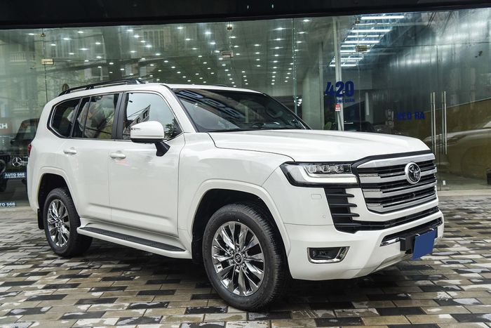 Cận cảnh Toyota Land Cruiser bản 4 chỗ đầu tiên tại Việt Nam