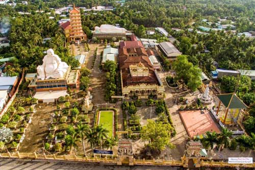 Đi miền Tây không check-in ngôi chùa kiến trúc Đông - Tây độc lạ này là tiếc lắm