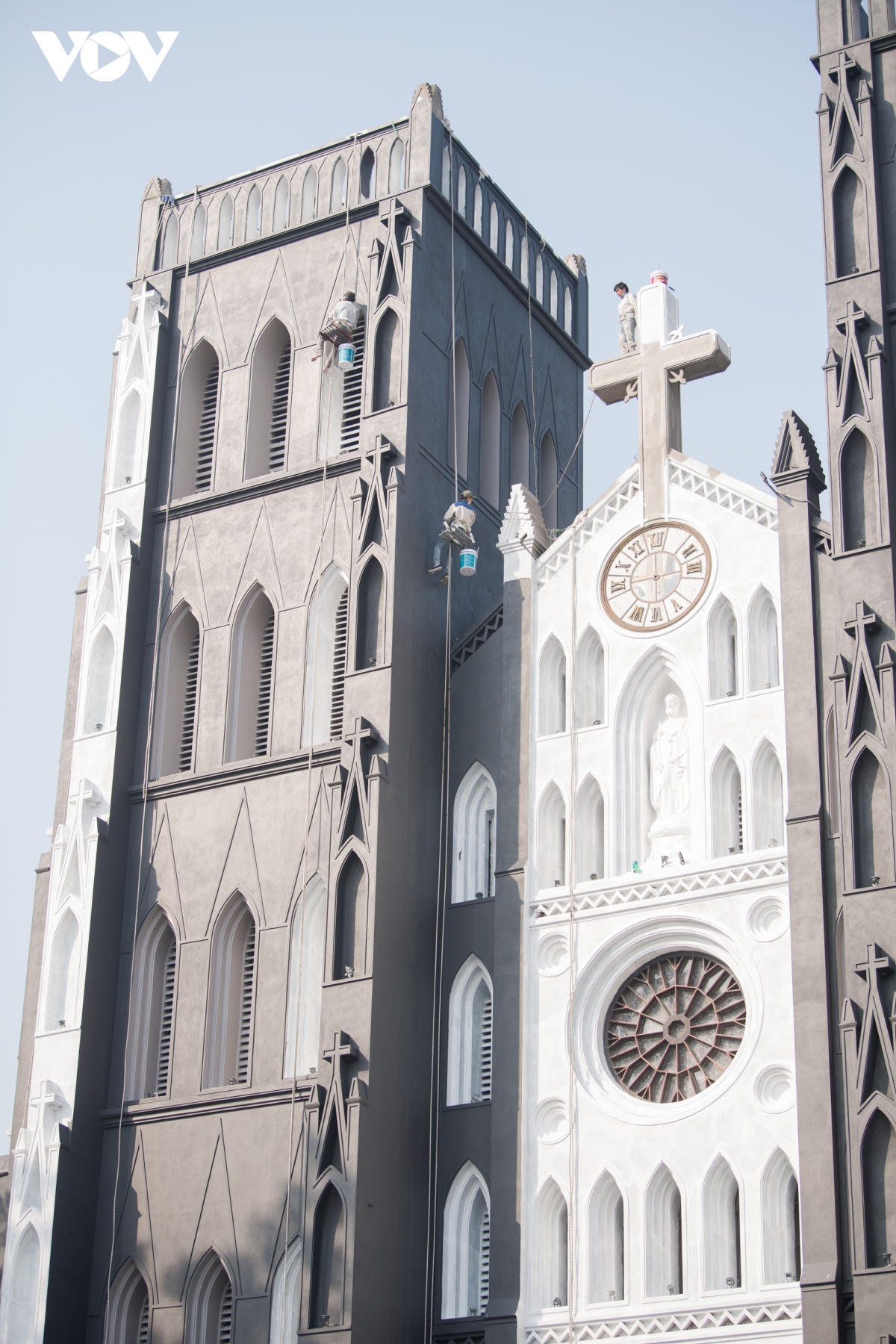 Ngỡ ngàng diện mạo khác lạ của Nhà thờ Lớn Hà Nội sau nhiều tháng sửa chữa