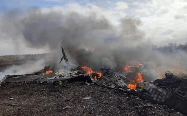 Su-35 bốc cháy tại hiện trường mà Quân đội Ukraine cho rằng nó đã bị bắn hạ gần Kharkiv. Ảnh: Reuters
