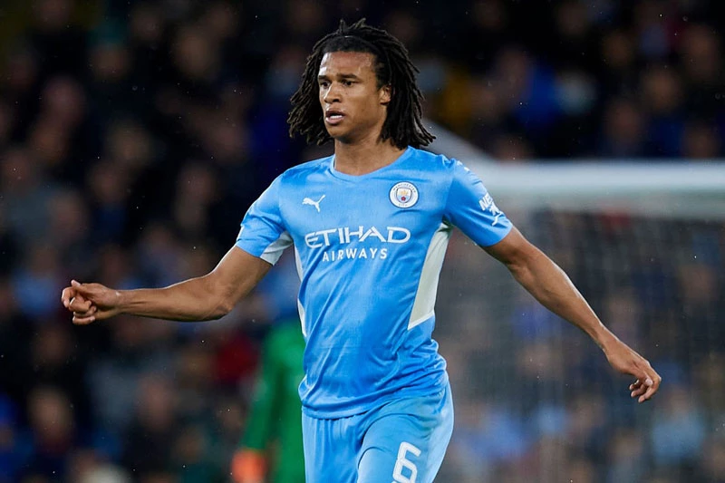 Trung vệ: Nathan Ake (Man City).