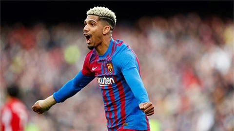 Barca giữ chân thành công Araujo đến năm 2026