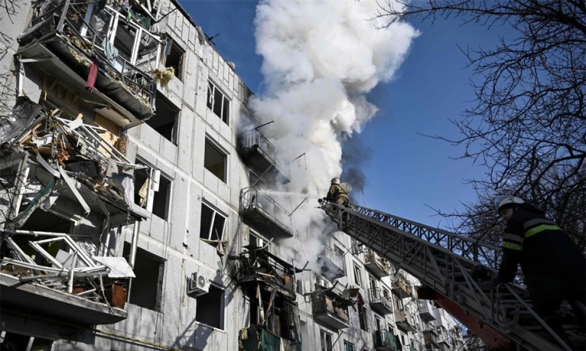 Một tòa nhà bị tấn công ở thị trấn Chuguiv, miền đông Ukraine. Ảnh: AFP.