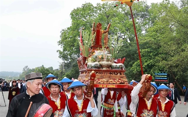 Đoàn rước kiệu dâng lễ vật hương, hoa, bánh chưng, bánh giầy gắn liền với những truyền thuyết về vua Hùng (Ảnh: TTXVN)