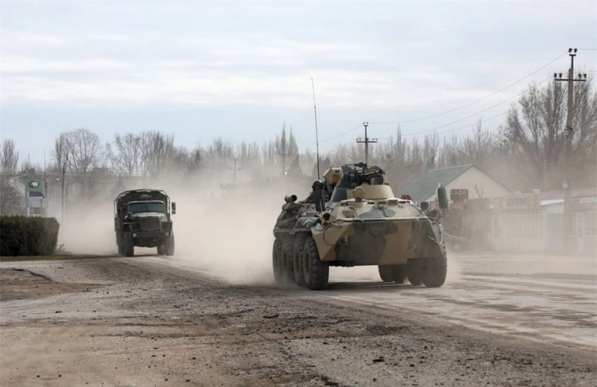 Xe quân sự Nga di chuyển trên một tuyến đường ở Crimea sau khi Tổng thống Putin ra lệnh phát động chiến dịch quân sự tịa Ukraine ngày 24/2. Ảnh: Reuters