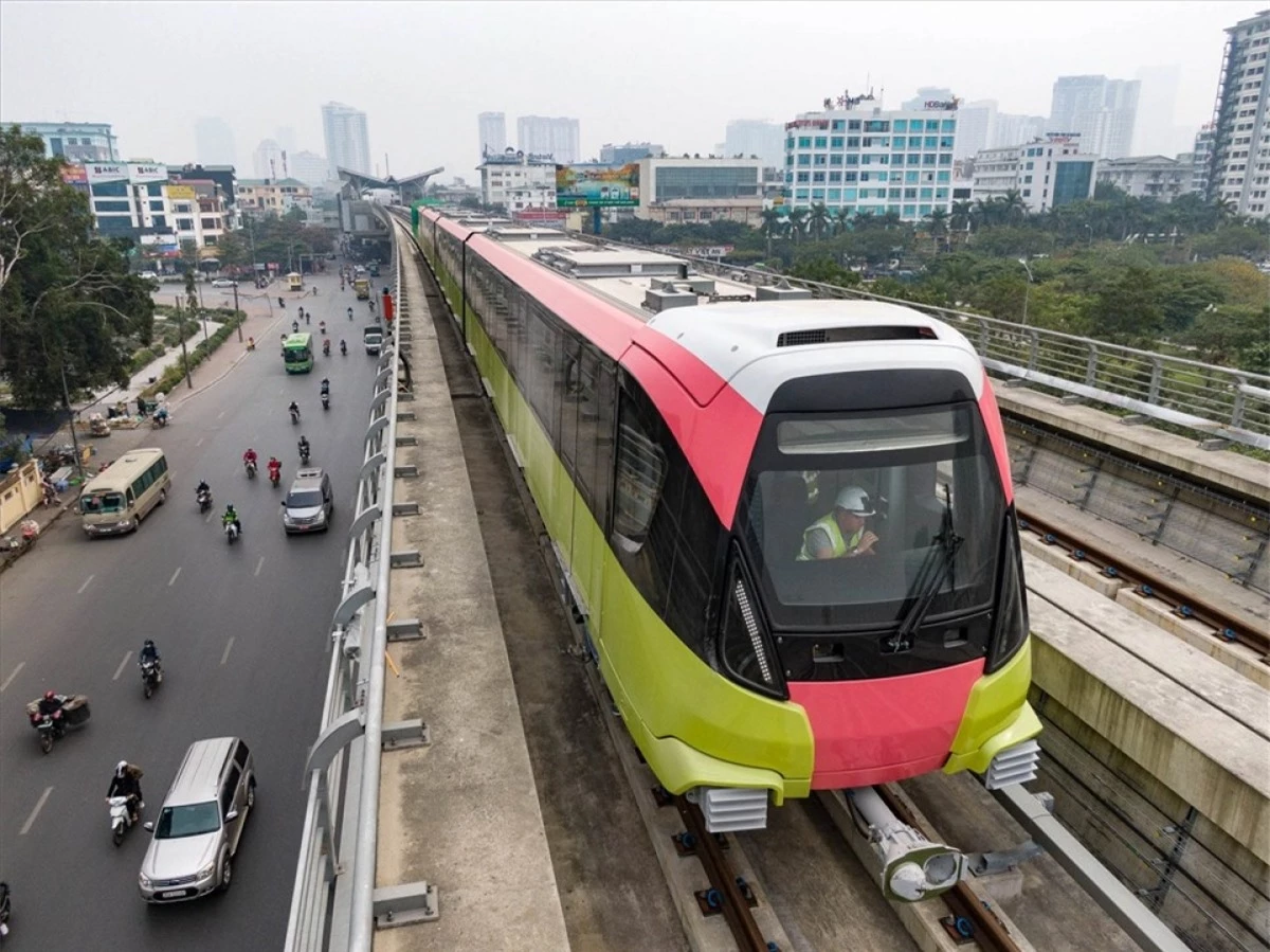 Vận hành chạy thử đoàn tàu đường sắt đô thị đoạn Nhổn-ga Hà Nội.