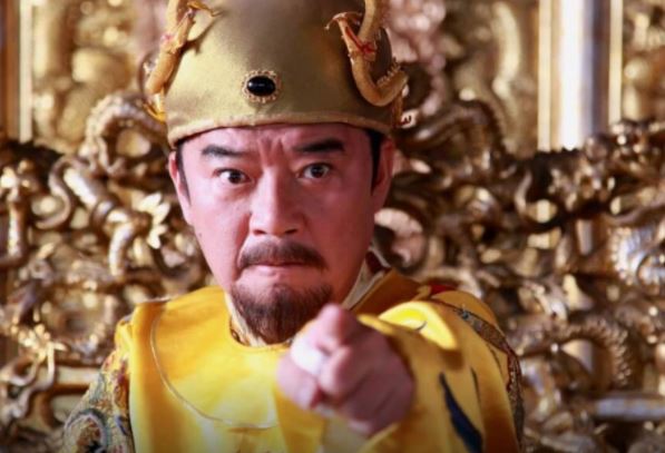 Hoàng tử khoe cha tự tay bóc cam cho mình, mẫu thân vội vàng: Trốn ngay trước khi mất mạng