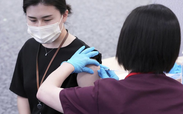 Quốc hội Đức bác đề xuất buộc người trên 60 tuổi phải tiêm vaccine, dịch COVID-19 tái bùng phát ở Nhật Bản