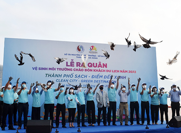 Thực hiện nghi thức thả chim câu, chính thức ra quân vệ sinh môi trường TP Đà Nẵng để chào đón khách du lịch năm 2022 