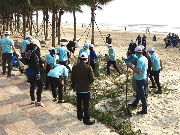 Các lực luwongj tham gia triển khai dọn dẹp vệ sinh môi trường, đem lại cảnh quan xanh - sạch - đẹp cho du lịch Đà Nẵng