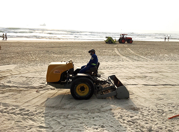 Các phương tiện cơ giới làm sạch cát biển khu vực Công viên Biển Đông