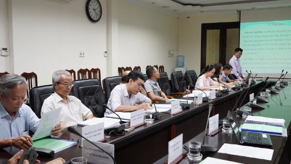 Các cán bộ của Công ty cổ phần Sơn Hải Phòng Số 2 báo cáo kết quả nghiên cứu trước Hội đồng KH&CN.