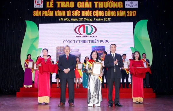 T.S Trâm đại diện công ty Thiên Dược nhận giải thưởng Sản phẩm vàng vì sức khỏe cộng đồng năm 2017.