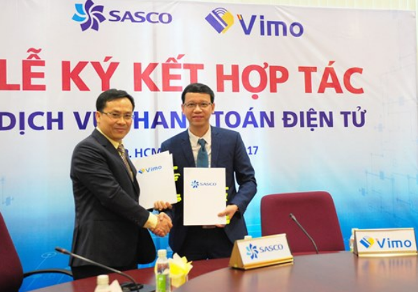 Ông Nguyễn Văn Hùng Cường, Phó Tổng giám đốc SASCO và ông Đỗ Công Diễn – Tổng giám đốc Công ty Cổ phần Công nghệ Vi Mô ký kết hợp tác ứng dụng dịch vụ thanh toán điện tử.