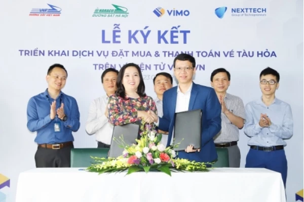 Đại diện Công ty Cổ phần công nghệ Vi Mô và Công ty cổ phần vận tải đường sắt Hà Nội ký kết hợp tác triển khai dịch vụ.