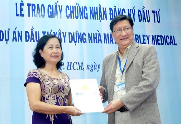 Bà Trần Thị Ngọc Thúy nhận giấy chứng nhận đầu tư dự án xây dựng nhà máy sản xuất tại khu công nghệ cao TPHCM.