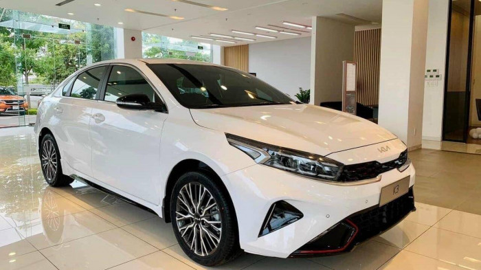 Cận cảnh Kia K3 1.6 Turbo GT tại đại lý, thể thao và hiện đại hơn