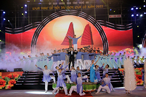 Nghệ An: Hàng nghìn du khách về với biển Cửa Lò trong đêm khai mạc du lịch 2022