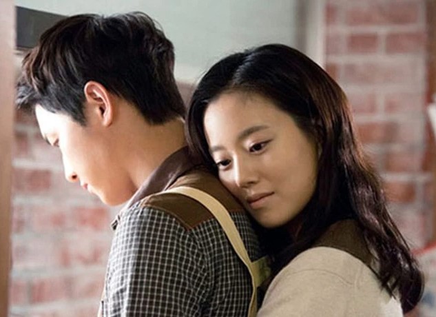 Từ ngày chồng trở thành đồng nghiệp của tôi, mọi người xung quanh ai cũng tỏ ý xa lánh