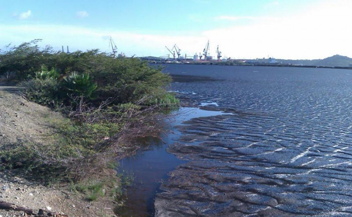 Hồ kỳ dị nhất thế giới, không có đáy, cực ít nước, có thể bước đi ở trên