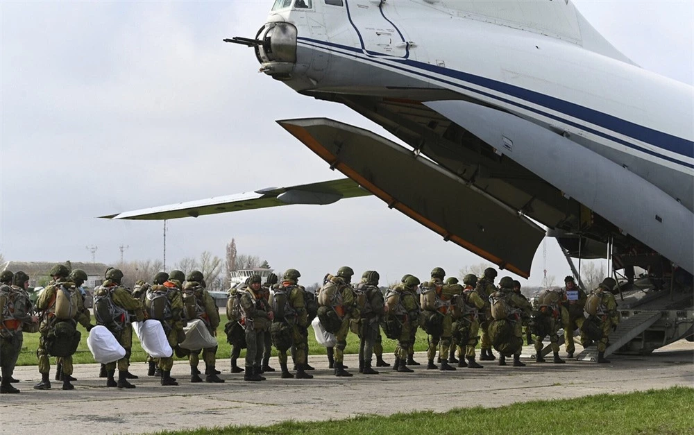 Đấu với Nga mới được vài ngày, toàn bộ Su-24 của Ukraine bỗng biến đi đâu mất: Vì sao? - Ảnh 1.