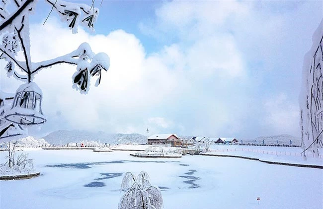 Khung cảnh tuyết trắng tuyệt đẹp trên ngọn núi nổi tiếng nhất Trung Quốc 1
