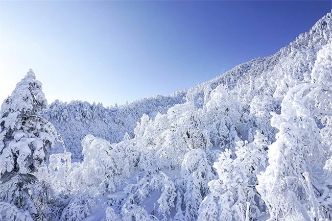 Khung cảnh tuyết trắng tuyệt đẹp trên ngọn núi nổi tiếng nhất Trung Quốc 2