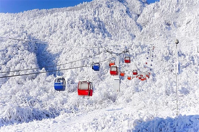 Khung cảnh tuyết trắng tuyệt đẹp trên ngọn núi nổi tiếng nhất Trung Quốc 3