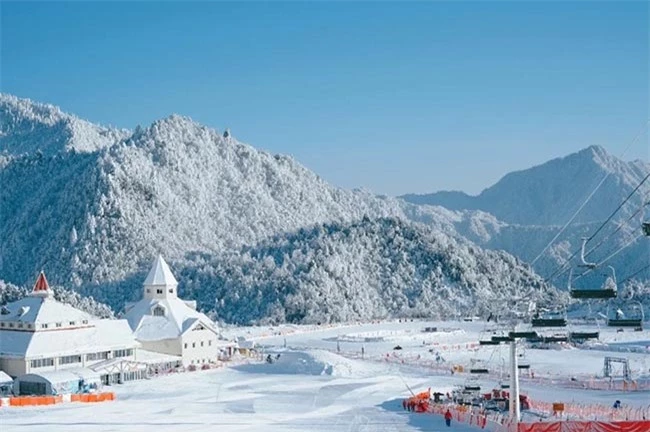 Khung cảnh tuyết trắng tuyệt đẹp trên ngọn núi nổi tiếng nhất Trung Quốc 5