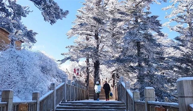 Khung cảnh tuyết trắng tuyệt đẹp trên ngọn núi nổi tiếng nhất Trung Quốc 7