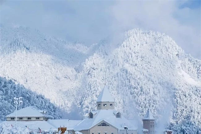 Khung cảnh tuyết trắng tuyệt đẹp trên ngọn núi nổi tiếng nhất Trung Quốc 8