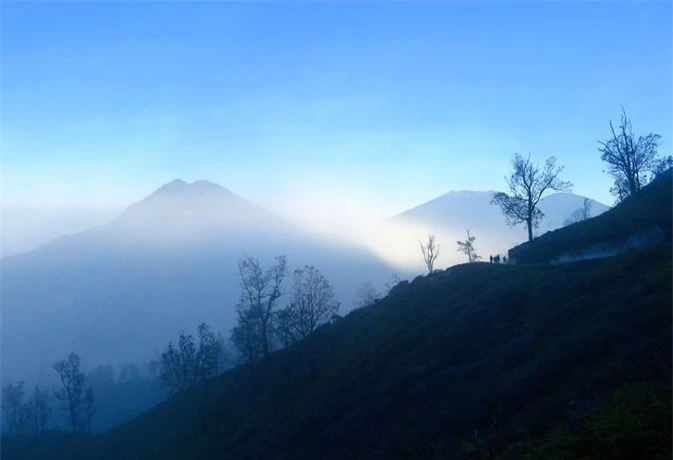 Ngọn núi lửa kỳ lạ ở Indo, có màu xanh trong đêm tối và tắt khi mặt trời mọc 1