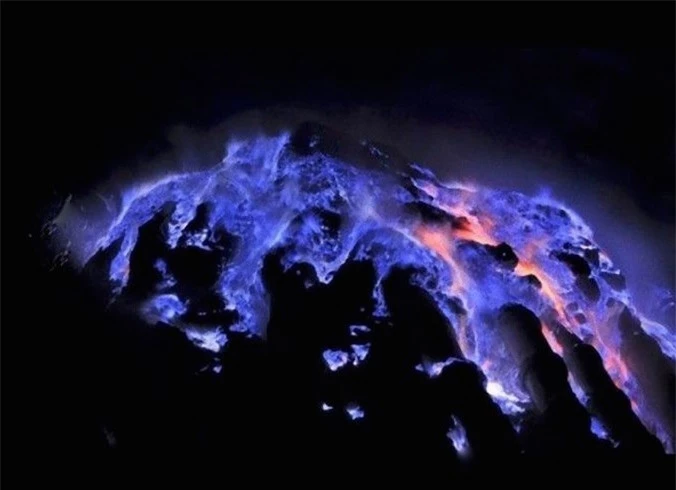 Ngọn núi lửa kỳ lạ ở Indo, có màu xanh trong đêm tối và tắt khi mặt trời mọc 2