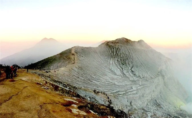 Ngọn núi lửa kỳ lạ ở Indo, có màu xanh trong đêm tối và tắt khi mặt trời mọc 7