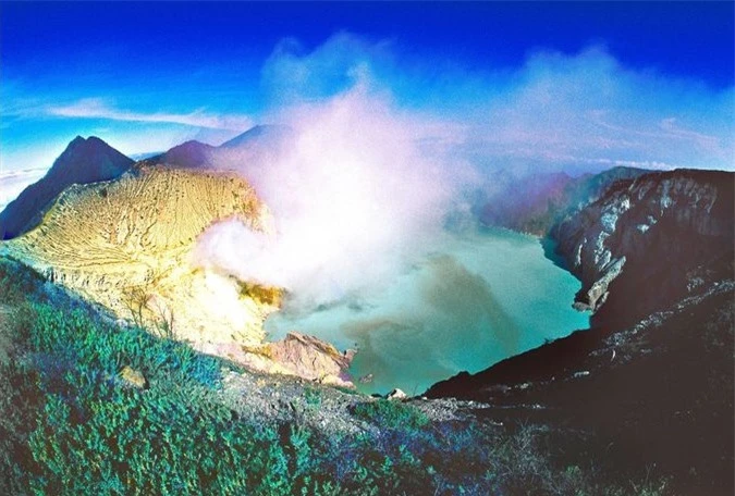 Ngọn núi lửa kỳ lạ ở Indo, có màu xanh trong đêm tối và tắt khi mặt trời mọc 8