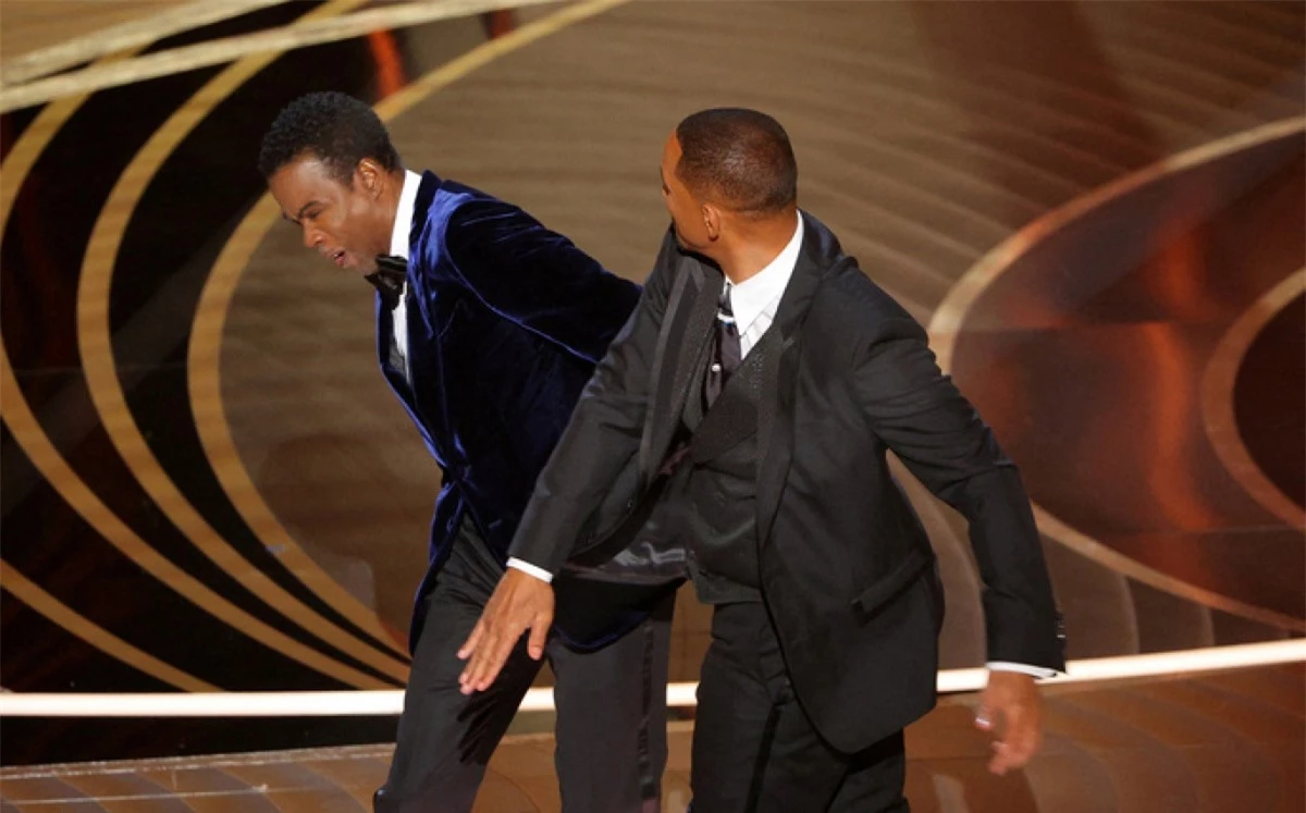 Hành động “gây sốc” của Will Smith tại lễ trao giải Oscar 2022 vẫn nóng trên mạng xã hội. (Ảnh: Reuters)