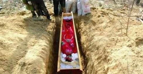 Cô dâu 5 tuổi mặc váy cưới dát vàng trong ngôi mộ cổ, hé lộ phong tục rùng mình