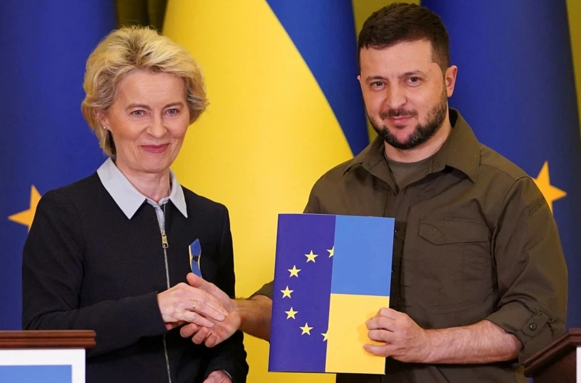 Chủ tịch Ủy ban Châu Âu (EC) Ursula von der Leyen trao bộ câu hỏi về tư cách ứng viên EU cho Tổng thống Ukraine Volodymyr Zelensky. Ảnh: Reuters