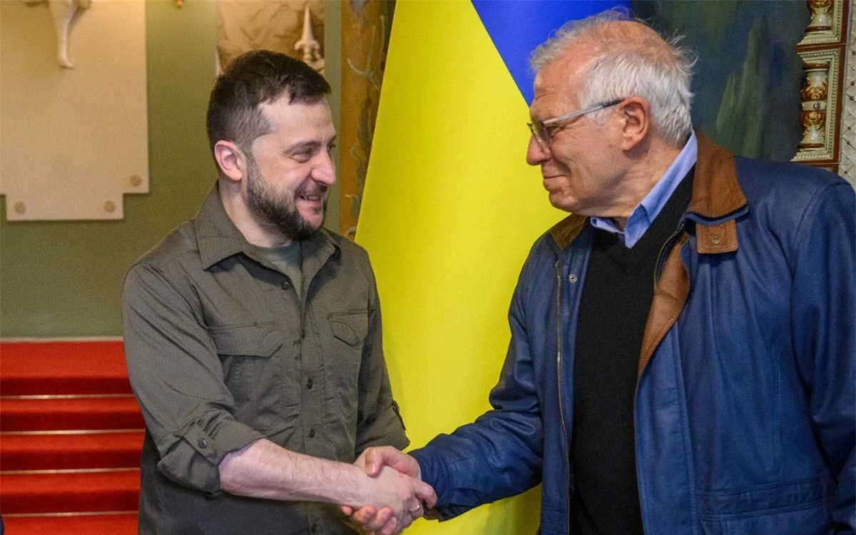 Cao ủy EU Borrell (phải) bắt tay với Tổng thống Ukraine Zelensky hôm 8/4 tại Kiev. Ảnh: Twitter Borrell.