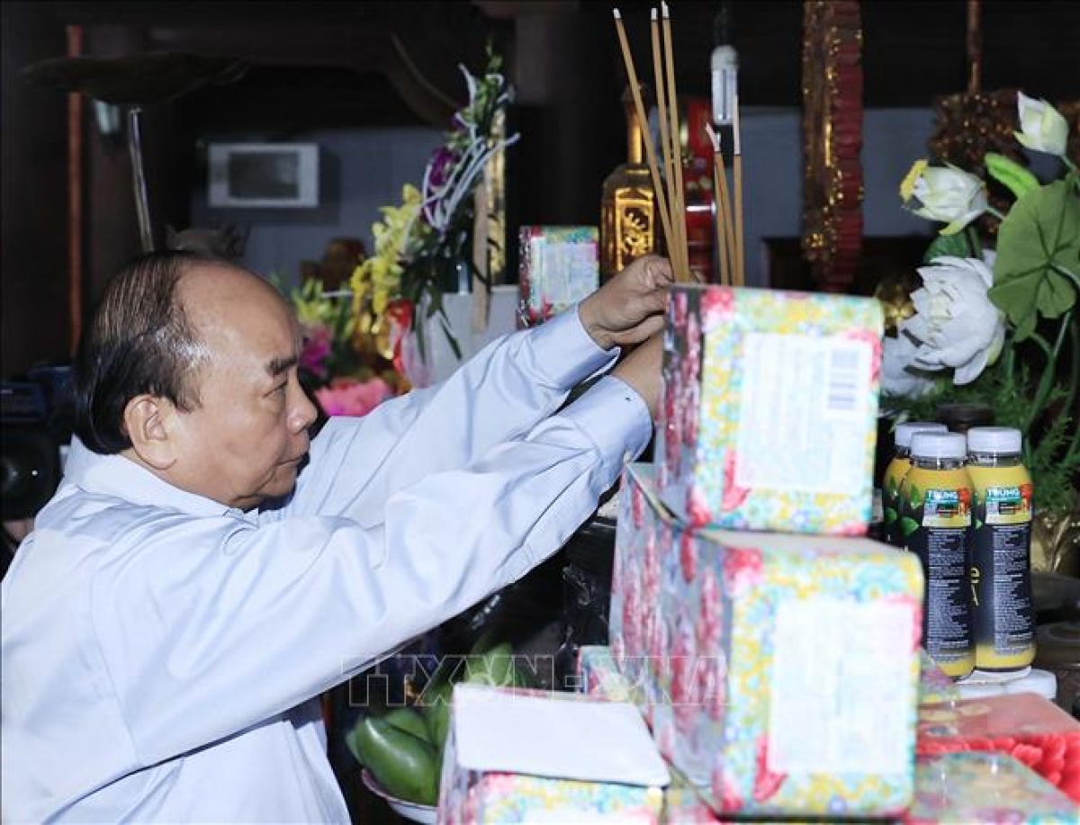 Chủ tịch nước Nguyễn Xuân Phúc dâng hương Tổ Mẫu và Quốc Tổ