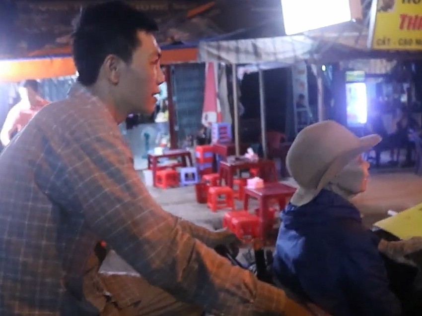 Chàng trai hiếu thảo cùng xe ve chai khắp nẻo Sài Gòn