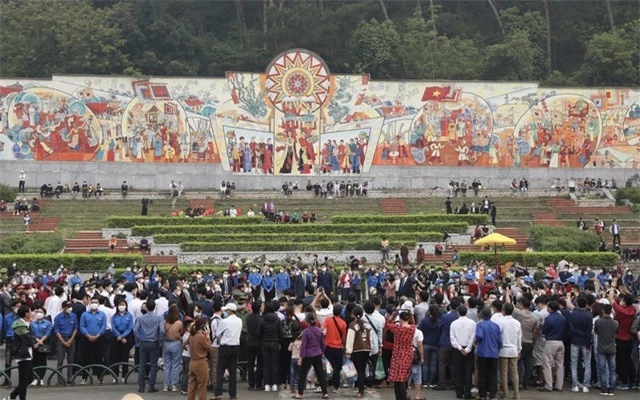Đông đảo người dân về dự lễ tại khu Di tích lịch sử Quốc gia đặc biệt Đền Hùng. (Ảnh: TTXVN)